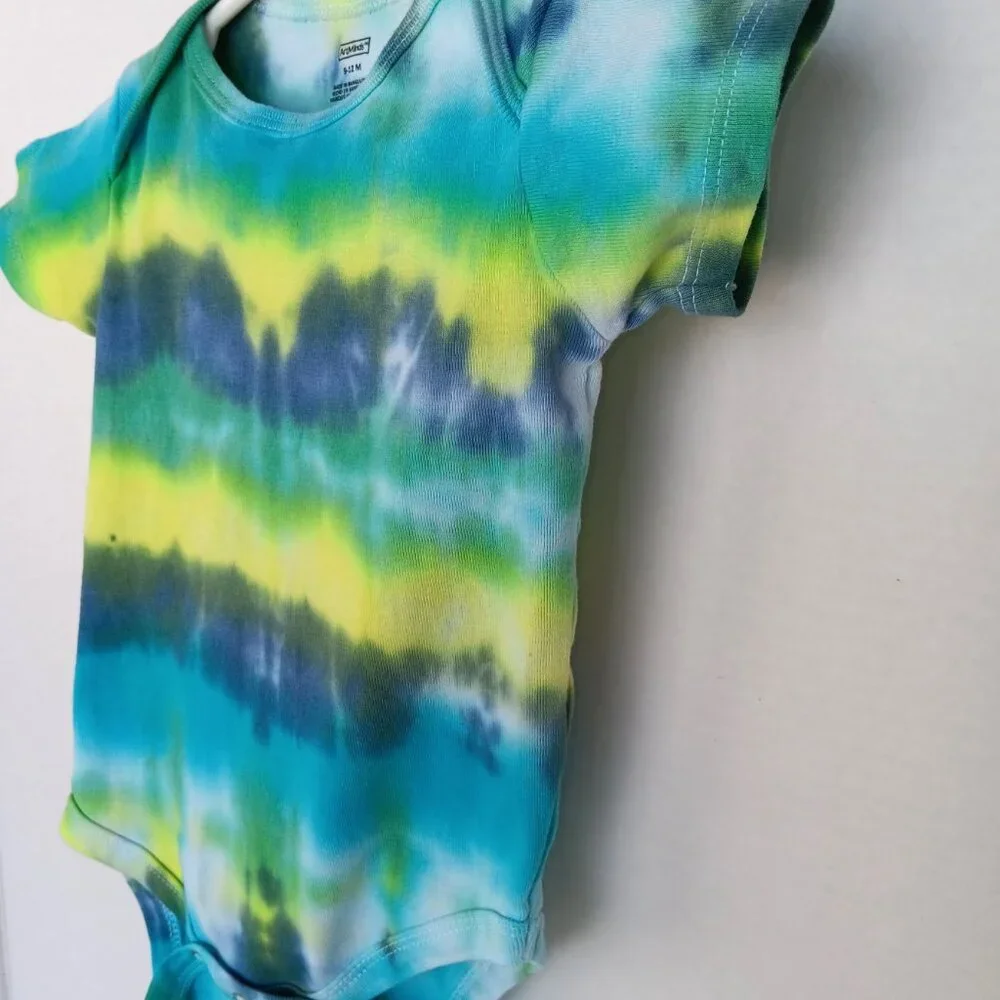 Tie Dye Baby Body Suit With 3 Snap Crotch Blue Yellow Green Size 9-12 Months NWT - Picture 7 of 14